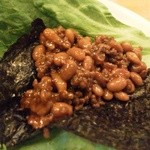 はま秀焼酎茶屋 - 納豆の辛味噌そぼろ　レタス巻き