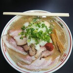 Ouja - 豚骨魚介ラーメン(辛味・トッピング盛りチャーシュー、たまねぎ)