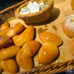 Bekari Resutoran Sanmaruku - 塩パン・・塩っぽくは無く、カリカリ・サクフワッなパン。
                        ホワイトチョコロール・・ホワイトチョコと柔らか生地で美味しい(*´∀｀)