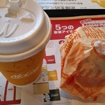 マクドナルド - Mサイズのホットコーヒーとメガマフィン。