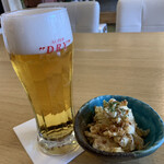 Yamakita Baru - 生ビール(中)550円とお通しのポテサラ