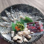 唐戸市場タケショー - ふぐ刺し 見た目より 厚めの弾力と甘味あり
      皮も美味しくて 娘大喜び♪