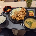 松乃家 - 兄ぃの頼んだ、クリスピー唐揚げ定食のラージ(税込980円)+生玉子(70円)で、1050円