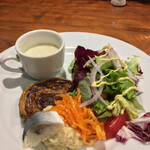 ビストロ ボナップ - じゃがいものポタージュ、グリーンサラダ、ニシンのマリネ、キッシュ