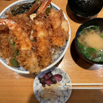 日本橋 天丼 金子半之助 - 海老2本、キス、ししとう、かき揚げ、海苔、たまご
