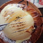 Bekariandokafesanichiichimaru - デニッシュポワールの梨コンポートには細かい切れ目入ってみずみずしくおいしいミャ。もちろんカスタード、デニッシュもおいしいミャ