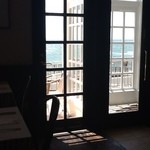 タベルナ ロンディーノ - 2012/08 テラスは、強風でパラソルの使用不可能状態…暑いし、ワンコも連れて来ていないので、店内で