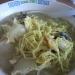 中国料理 同楽縁 - 五目そば　上の野菜をめくってみるとこんな感じ