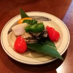 味乃にしき - サービスで頂いた 焼き牡蠣、焼きホタテ、焼き野菜添え ➡ プリップリの牡蠣、肉厚のホタテ、美味しかったです！