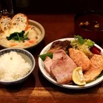 味乃にしき - 2020/12/09 日替りランチ―豚ロースとキングサーモンの塩焼、クラムチャウダー ➡ 食べ応えある豚ロースとキングサーモン、牡蠣の佃煮、クラムチャウダー、たっぷり野菜 美味しかったです！