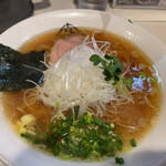 麺屋 侍 - 土日限定のあっさり侍らーめん（醤油）750円
      薬味増し50円