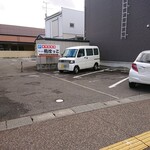 Ramen Kuma Bokko - お店の向いに駐車場