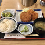 Marutomi Shokudou - コロッケ定食ご飯少なめ。
                ご飯大盛りも無料です。