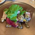 SIZZLE - 鮪のレア焼き　タップナードソース 生でもいただける新鮮な鮪をレアで。タップナードソースが合います。 鮪は生が好きだったけど、レアに焼いた鮪もいい。美味しいな。