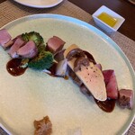 SIZZLE - 鴨の鉄板焼き 鴨が柔らかい。厚切りの鴨のフォアグラのテリーヌ、嬉しい。 鴨にしてよかった。久しぶりに鴨、いただきました。 鉄板で焼いた野菜も美味しい。