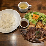 Bistro Brown - 牛ステーキとチキンフリッター　¥950