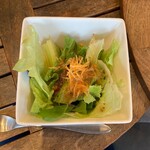 アカリ バル - ランチはサラダ付きです