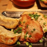 肉汁餃子のダンダダン - 餃子＆チャーシュー定食（餃子1個欠け）