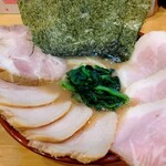 横浜ラーメン 北村家 - ラーメン（700円）+豚バラトロチャーシュー（300円）+炭火焼きもも肉チャーシュー(250円)