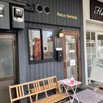 ハルオ サンタダ - 入口を入るとすぐに券売機があります。中に2名分の待ちイスがあります