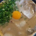 Menya Burakkupiggu - 生玉子入りラーメン