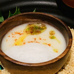 ナベノ-イズム - ・L’Amuse-bouche
      　長野県産カリフラワーの温かいクリアヴルーテ、
      　海藻のオイルとゲランドの塩のエキューム。