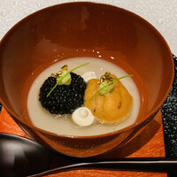ナベノ-イズム - ・La Farine de sarrasin
                      　“両国江戸蕎麦ほそ川”の蕎麦粉をソースエミュ
                      　リュッショネの技法で炊き上げたそばがき