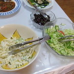 北上パンションホテル - キャベツの千切りやマカロニサラダ