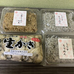 津田宇水産 レストラン - 剥き牡蠣とちりめん