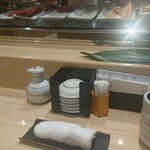 Sushi Tei - 卓上とネタケース