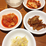 辰家 - 着席するとまずこれがすさーっと並びます！　下から時計回りにもやしナムル、カクテキ、トンチミ、白菜キムチ、さつま揚げの甘辛煮