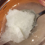 辰家 - 大根の水キムチ(トンチミ)雪のような冷たい大根おろしと大根汁に銀杏切りの大根が浸かっています。はんなりフルーティな美味しさ。熱々のうどんの合間にひんやり。