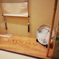 人形町今半 本店 - ぼくが案内された個室の焼物と、掛け軸です。