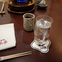 人形町今半 本店 - お冷とほうじ茶です。ほうじ茶は、人形町の老舗のお茶屋で出されているものです。