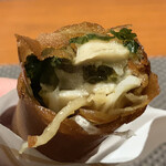 和み処 男山 - そして中身がなんと松島産の牡蠣！そこに香味野菜も入っていて、これが本当に美味しいっ♪