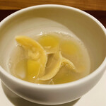 ラ カンロ - ①【Amuse：牡蠣】
                                ★ 牡蠣のラビオリ入りの牡蠣のコンソメスープ