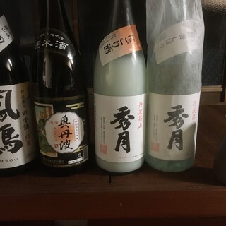 厳選された日本酒と焼酎。お好みの一杯で乾杯のひと時を