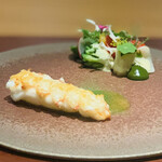 ラ カンロ - ④【Salade：赤座海老】
      ★ 駿河産赤座海老のグリル、海老出汁とコリアンダーのソース、海老味噌ソースのサラダ添え