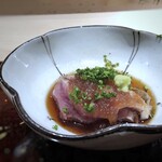 菊鮨 - ◆皮目を軽く炙った「やいと鰹」、玉葱をおろしたソースで・・鰹の中では高級な「やいと鰹」は、 皮目を炙ることで香ばしさが加わりより美味しい。玉葱そーすも玉葱の甘味を感じ、よく合います。