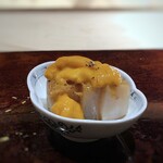 菊鮨 - ◆タイラギ（豊前）と馬糞海胆（昆布盛）という豪華コラボ。 タイラギは大きく厚みがあり軽く炙ってあります。雲丹と共に頂くと美味しい、お酒泥棒ですよ。