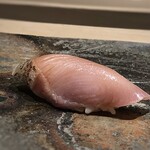 菊鮨 - 鰹（五島）・・鰹としては円やかな味わいで旨味を「感じます。