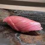 菊鮨 - トロ・・脂の旨味を感じ、口に入れるとトロケマス。