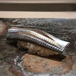 菊鮨 - 小鰭・・〆加減がよく美味。