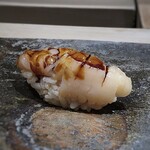 菊鮨 - 帆立・・軽くスモークしてあるのですが、肉厚で甘味を感じとても美味しい。出来れば毎回頂きたい品