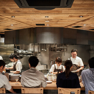 料理のライブ感を楽しめるカウンター席