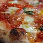 ピッツェリア トレパッソ - 水牛のモッツァレラチーズとトマトが惜しげも無く