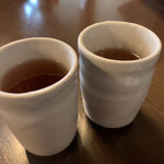 Famirishokudousakanayasan - 温かいお茶。各テーブルにポットで置いてあります