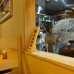 飯田商店 - テーブル席の目の前にある鰹節削り器