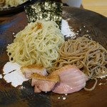 飯田商店 - 有田焼の器の上に、つけ麺2種とチャーシュー2種と海苔