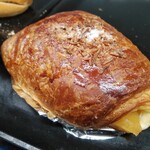 フレッシュベーカリー・ドル - アップルクリーム　150円